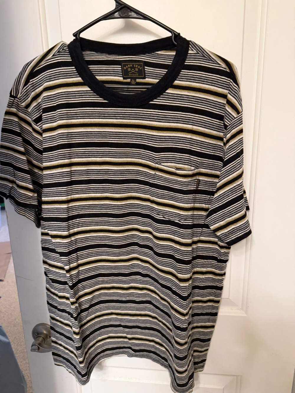 4 men’s short sleeve shirts. Volcom and Dark Seas. All size L